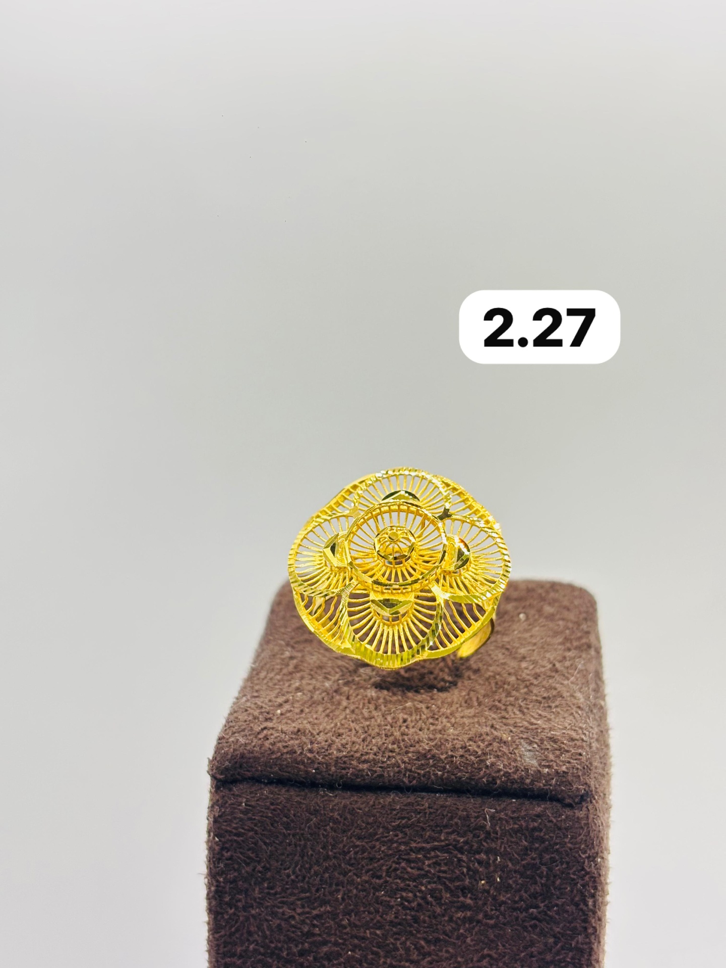 22K gold filigree floral ring with concentric medallion detailing, 2.27 grams