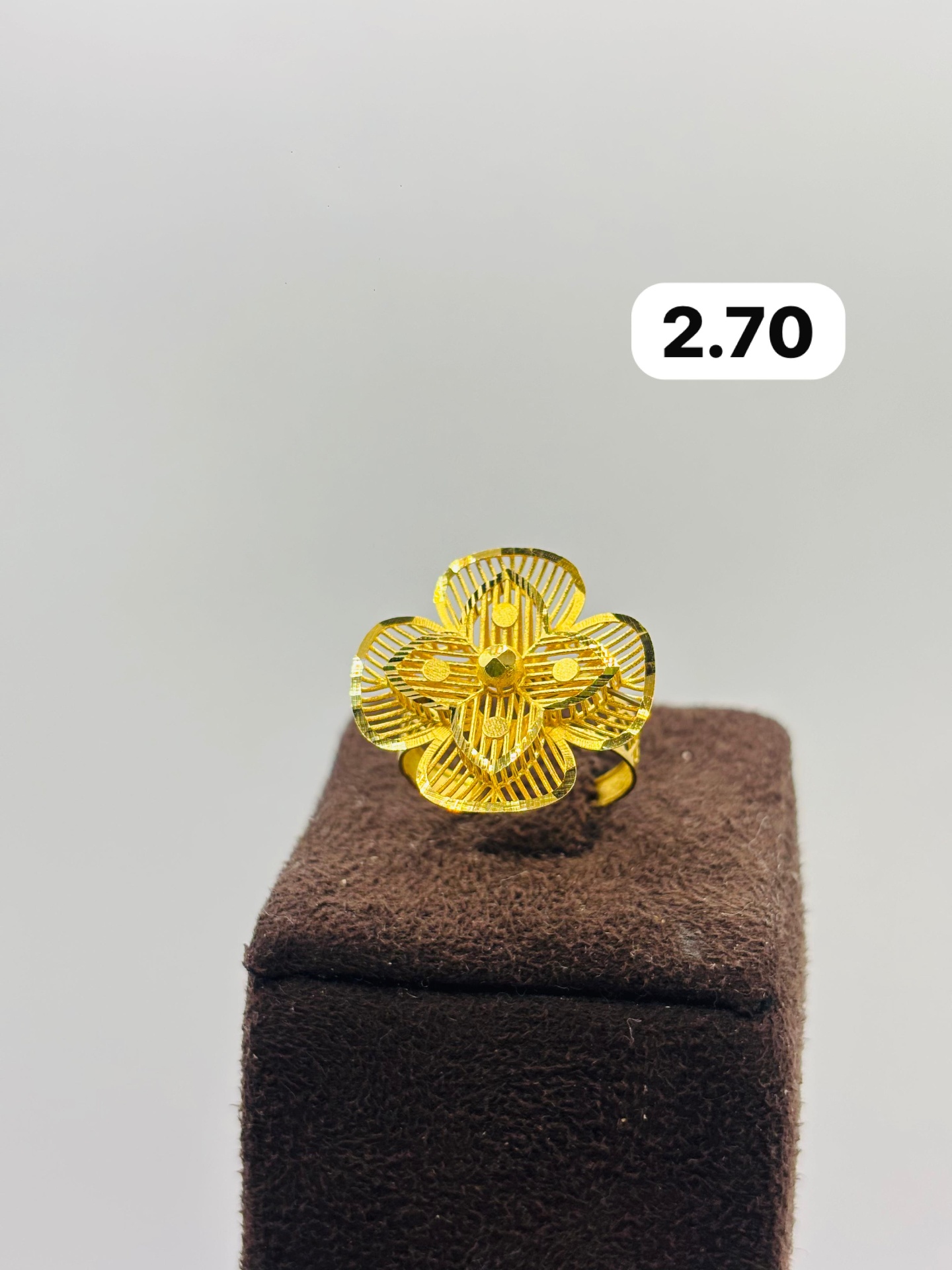 22K gold clover-shaped ring with intricate lattice petals, 2.70 grams